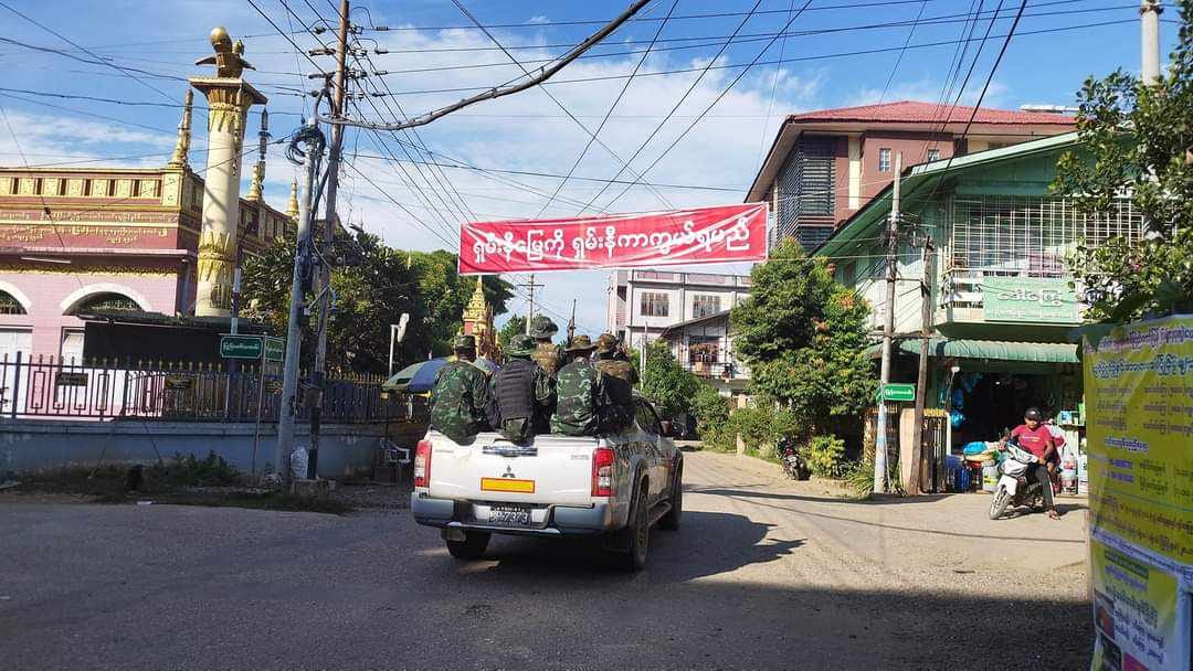 စစ်ကိုင်းတိုင်း၊ ဟုမ္မလင်းမြို့နယ်အတွင်း သွားလာနေသည့် ရှမ်းနီအမျိုးသားများတပ်မတော် (SNA) တပ်ဖွဲ့ဝင်များ။ ဓာတ်ပုံ - Just you - Homalin fb page