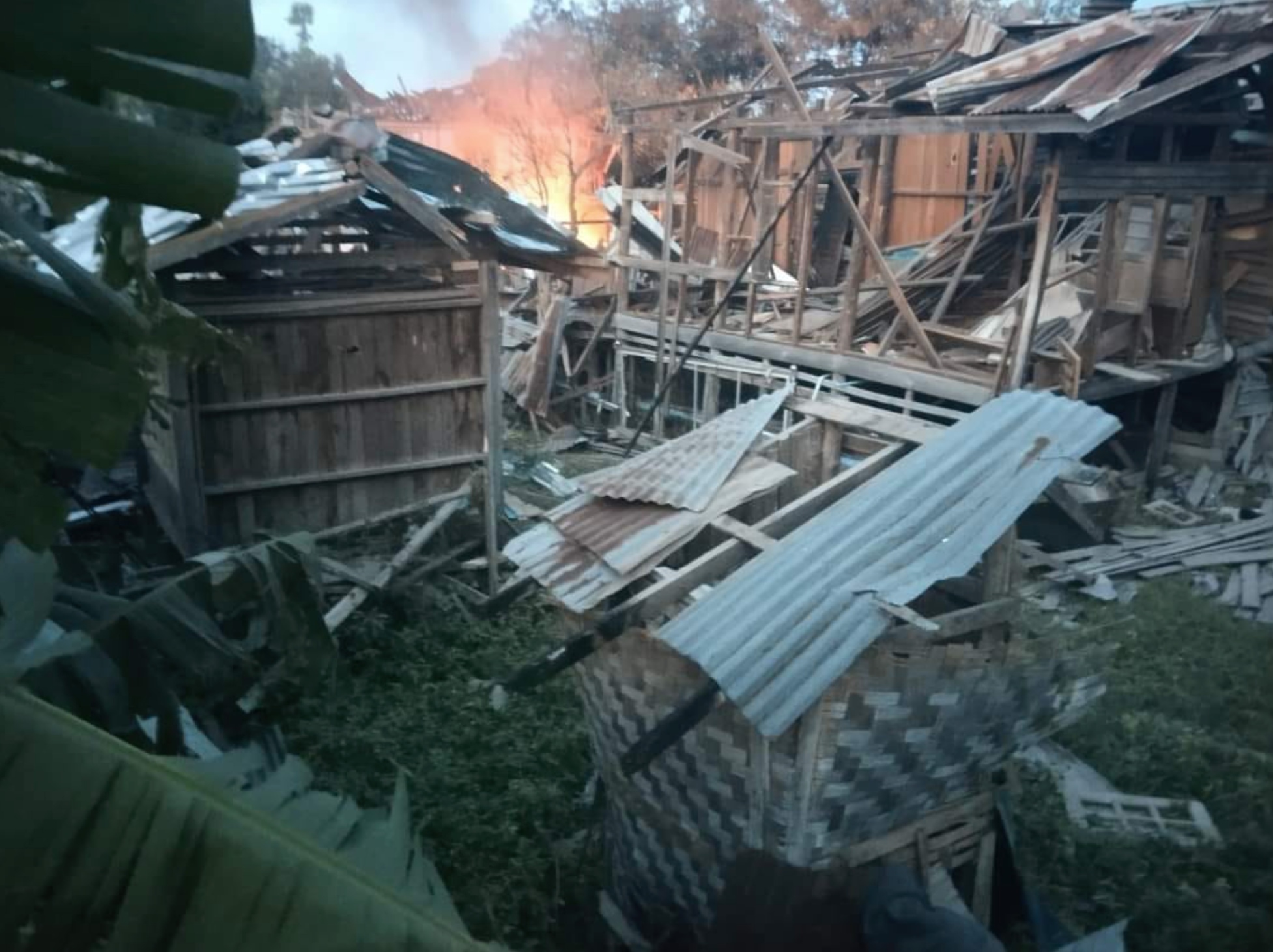 စစ်ကောင်စီ၏ ဗုံးကြဲတိုက်ခိုက်မှု၊ လက်နက်ကြီးဖြင့် ပစ်ခတ်မှုများကြောင့် ပျက်စီးသွားသည့် လွိုင်ကော်မြို့ နေအိမ်တချို့ကို တွေ့ရစဉ်။ (ဓာတ်ပုံ − KHRG)